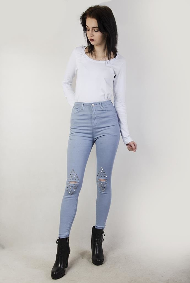 Jasnoniebieskie spodnie skinny jeans z ćwiekami i dziurami