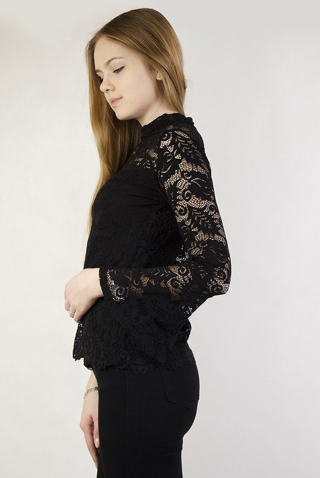 Czarna koronkowa bluzka z rozszerzanymi rękawami