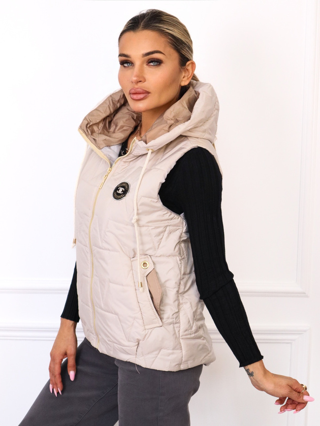 KAMIZELKA Z KAPTUREM I NASZYWKĄ- BEŻOWA