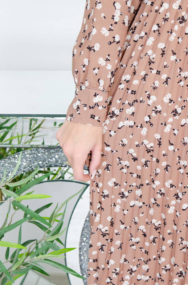 BEŻOWA SUKIENKA W BIAŁE KWIATY Z PLISOWANYM DOŁEM