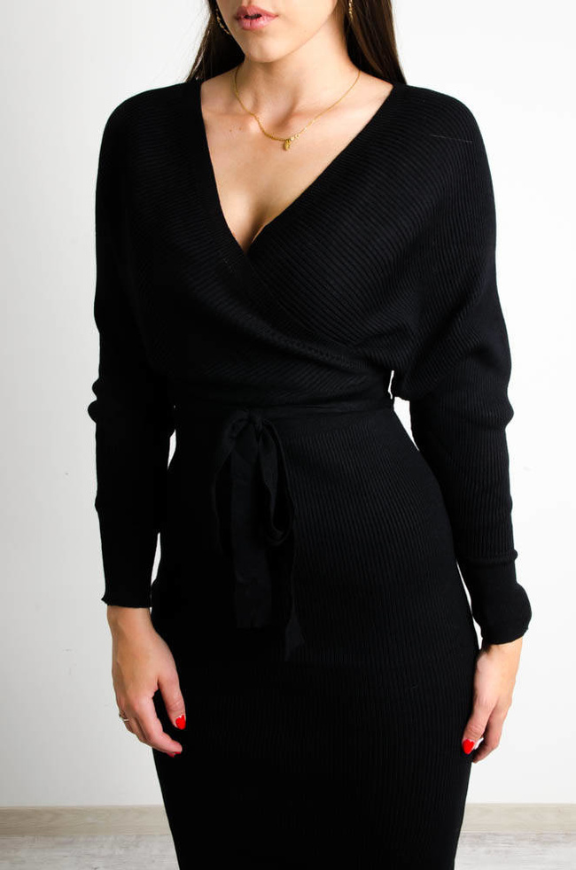 CZARNA PRĄŻKOWANA SUKIENKA MIDI Z ROZCIĘCIEM