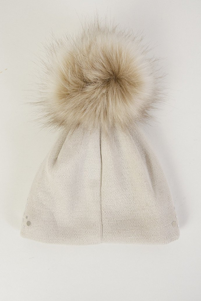 Beżowa czapka z ociepleniem i srebrnymi kropkami