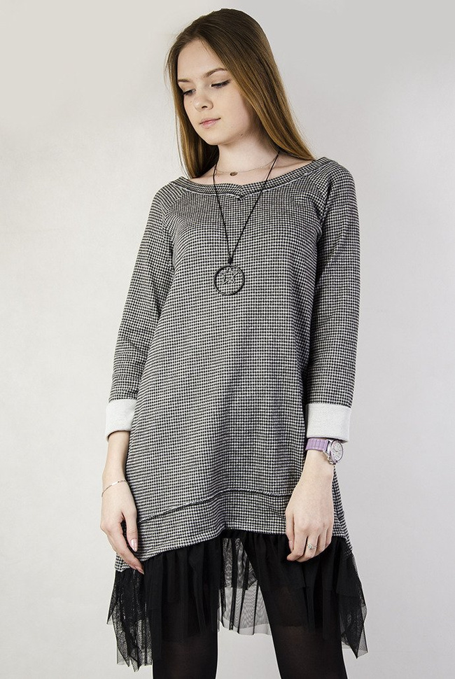 Asymetryczna sukienka w pepitkę, zakończona tiulem