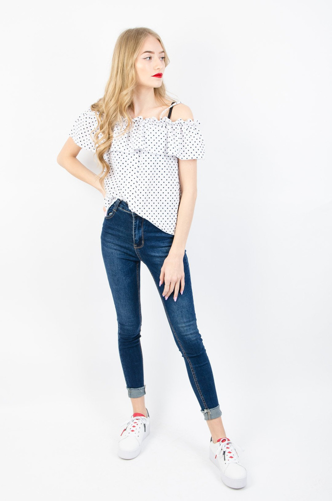 Biała bluzka w groszki z hiszpańskim dekoltem