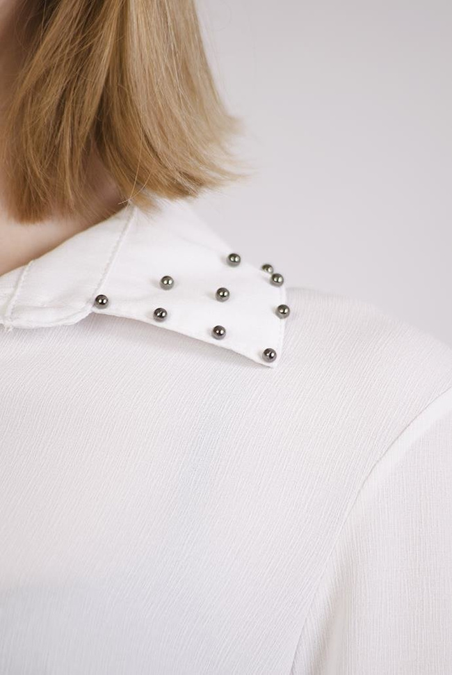 Asymetryczna biała koszula z ćwiekami przy kołnierzu