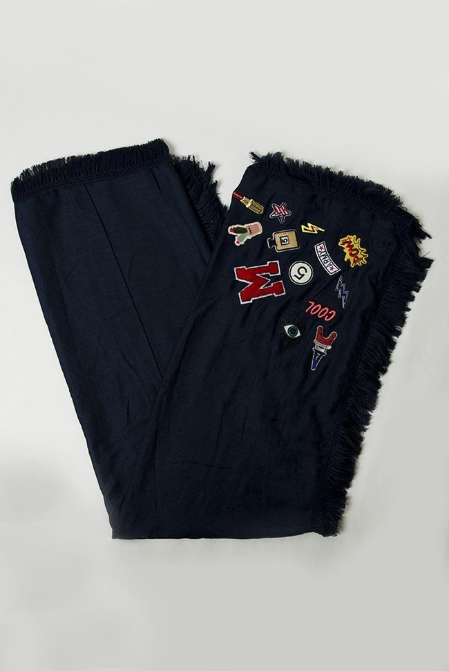 Granatowy szal z naszywkami