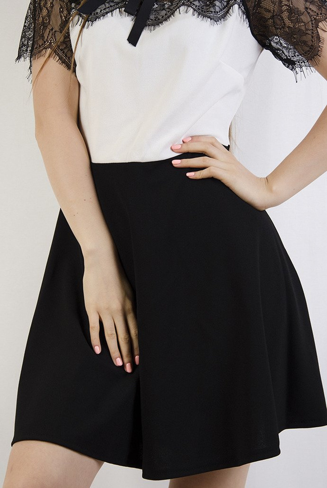 Biało czarna rozkloszowana sukienka z kołnierzem 