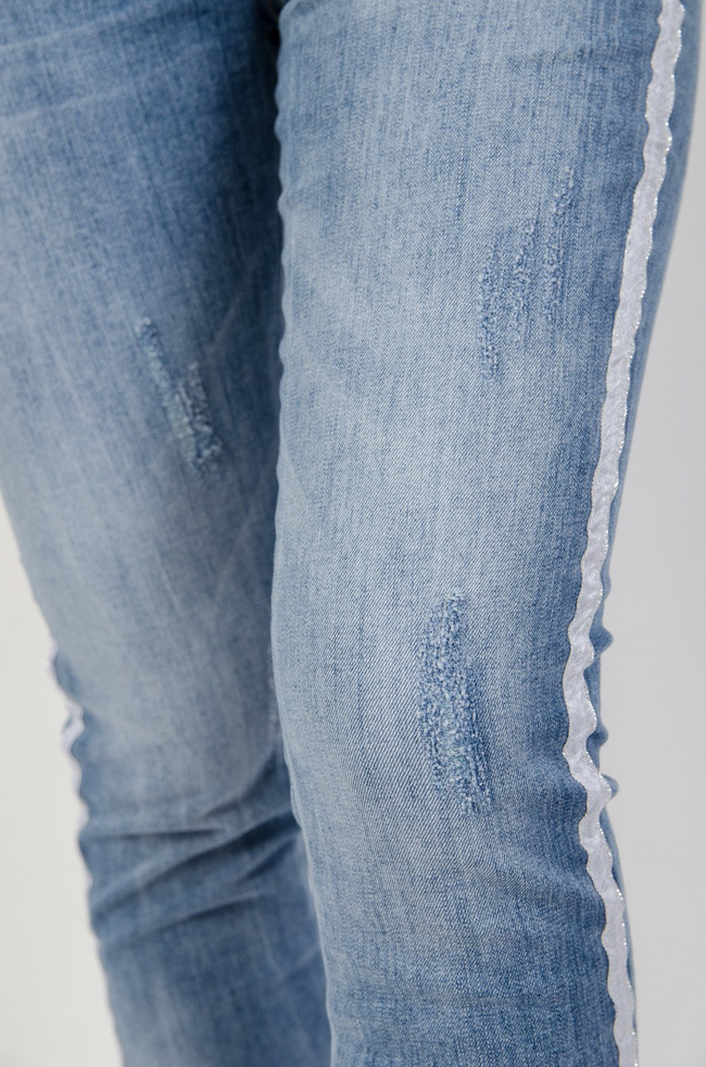 Jasne spodnie jeansowe z lampasem i gumką w pasie