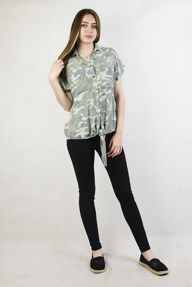 Zielona koszula moro z wiązaniem z przodu