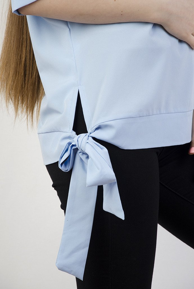 Niebieska gładka bluzka z kokardą