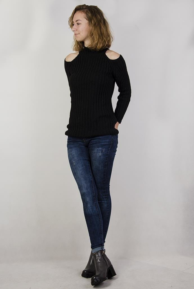 Czarny sweterek z odkrytymi ramionami i golfem