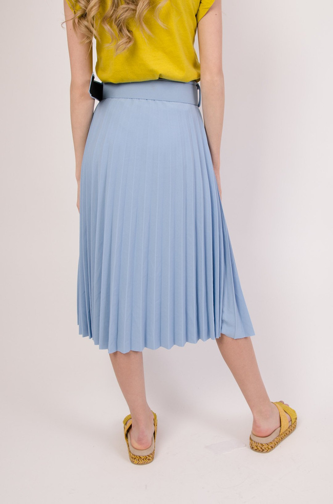 Plisowana spódnica z paskiem w kolorze niebieskim