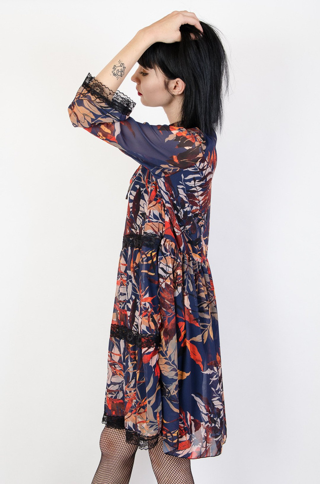 Granatowa sukienka w liście obszyta czarną koronką 