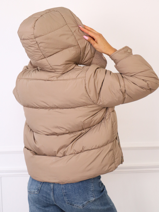KURTKA PIKOWANA Z OZDOBNYMI NASZYWKAMI PRZY KIESZANIACH- CAPPUCCINO