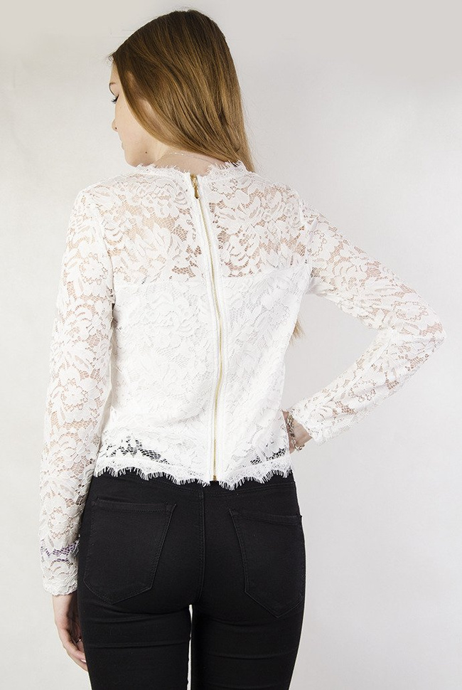 Biała koronkowa bluzka ze złotym zamkiem na plecach