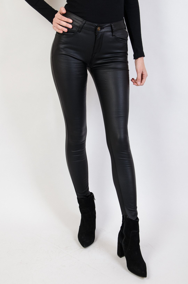 Czarne spodnie woskowane z zamkami z tyłu