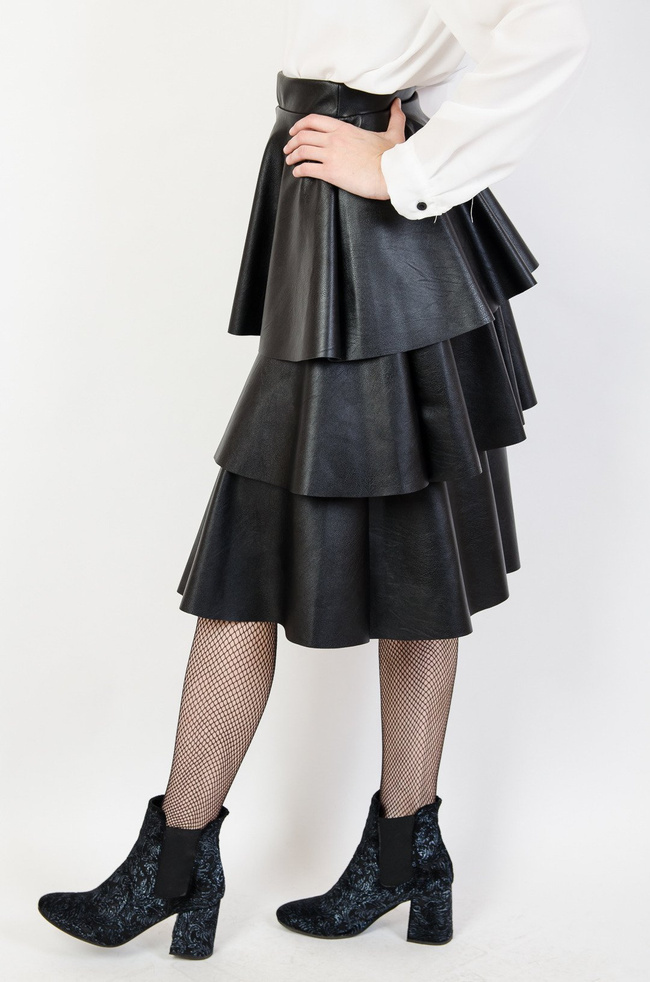 Czarna skórkowa spódnica z falbanami 