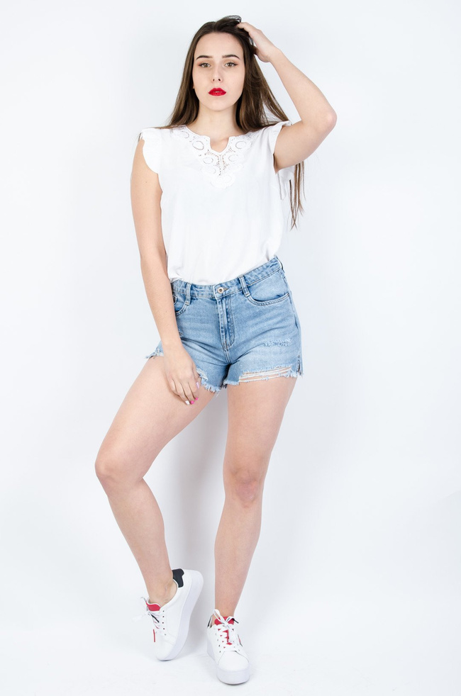 JASNE JEANSOWE SZORTY Z PRZETARCIAMI