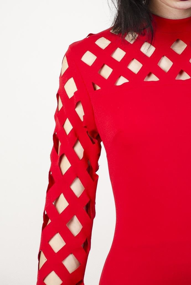 Czerwona przylegająca sukienka z wycięciami