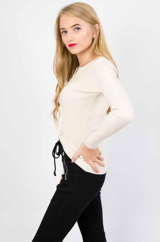 Beżowy delikatny sweter z prążkowanej dzianiny