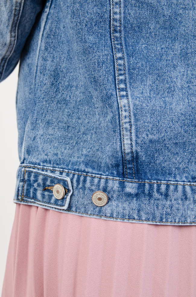 Kurtka jeansowa z przetarciami 