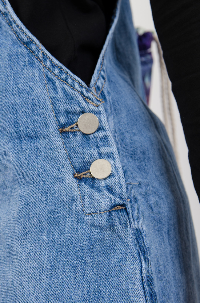 Jasno-jeansowa spódnica ogrodniczka