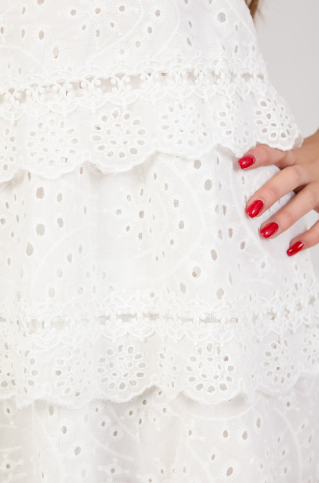 Biała ażurowa sukienka z warstwowymi falbankami