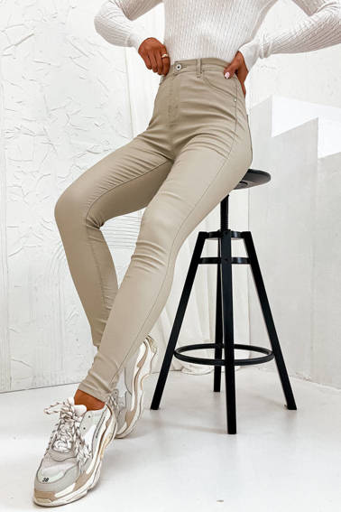 BEŻOWE SPODNIE WOSKOWANE Z WYSOKIM STANEM- IMITACJA SKÓRY