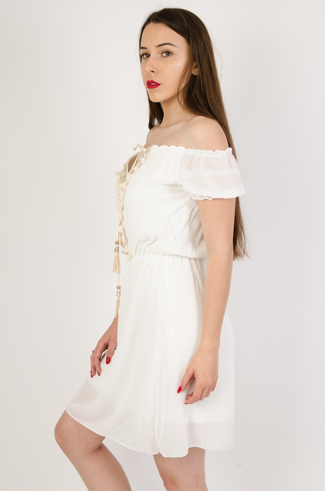 Biała szyfonowa sukienka z wiązaniem i złotymi cekinami na przodzie