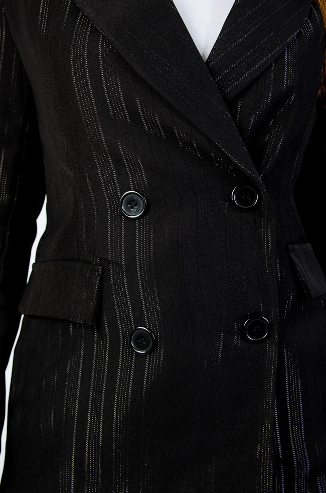 MARYNARKA W KOLORZE CZARNYM PRZEPLATANA SREBRNĄ NICIĄ