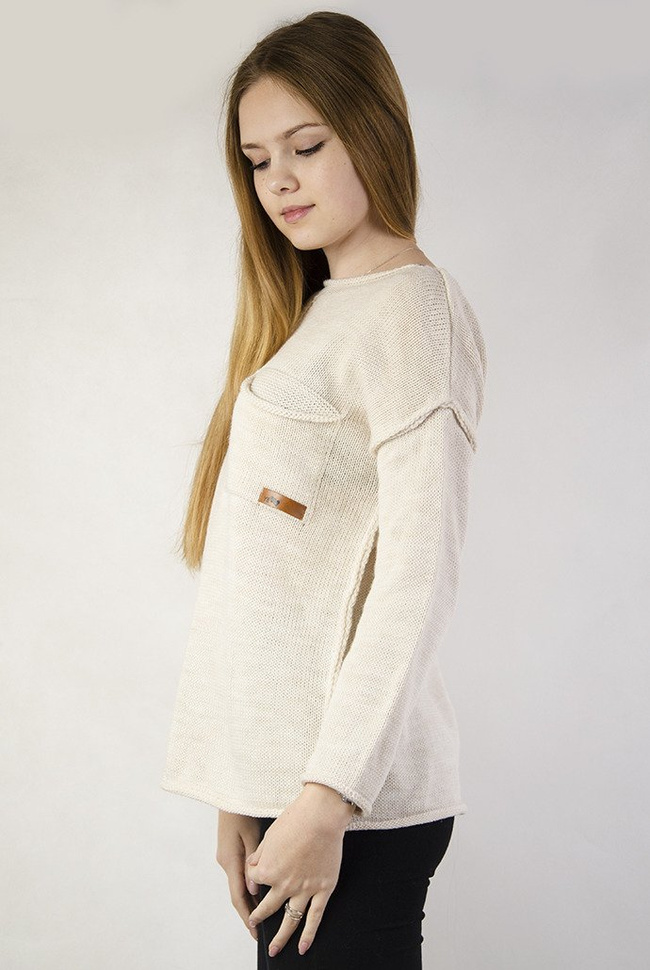 Beżowy sweter z kieszonką