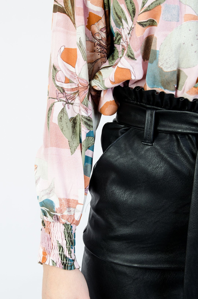 RÓŻOWA BLUZKA W KWIATY Z PÓŁGOLFEM 