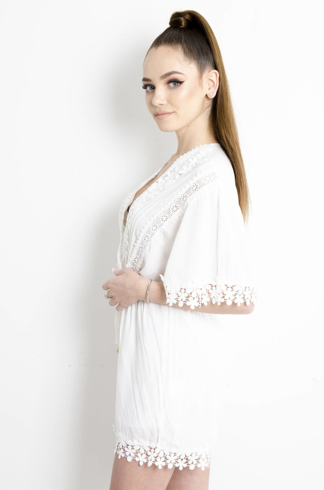 KOMBINEZON AŻUROWY W KOLORZE BIAŁYM