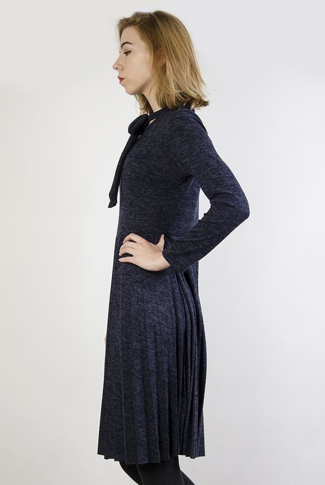 Granatowa sukienka z wiązaną kokardą przy szyi