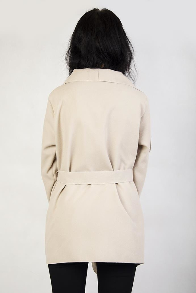 Beżowa narzuta typu płaszcz, wiązana w pasie