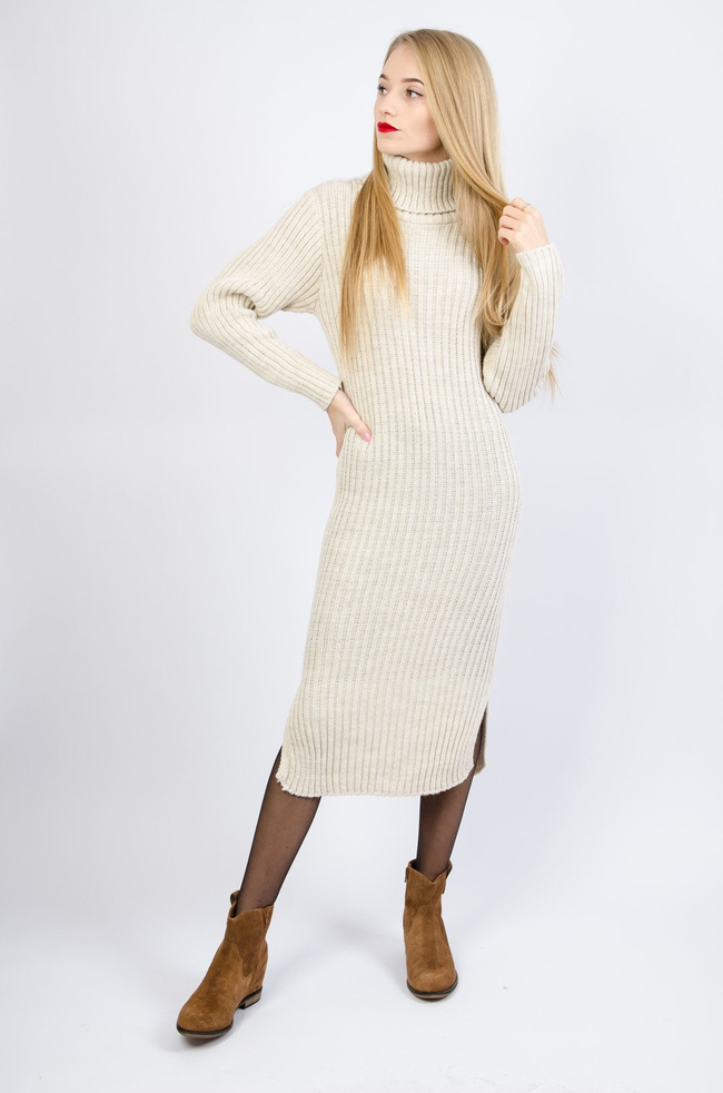 Beżowa dzianinowa sukienka z golfem