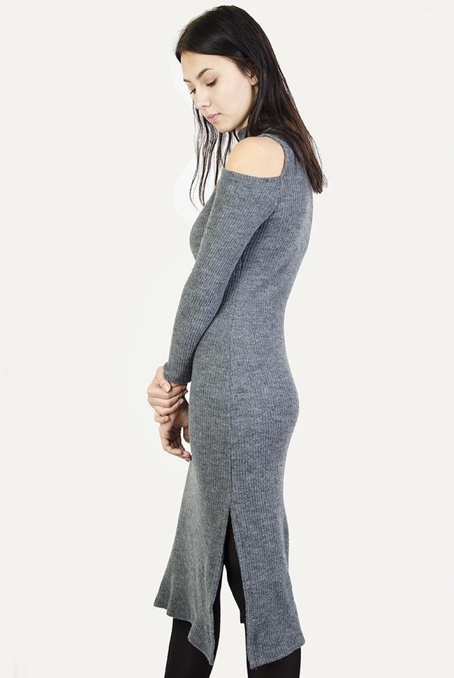 Szara, prążkowana sukienka midi z wycięciami na ramionach