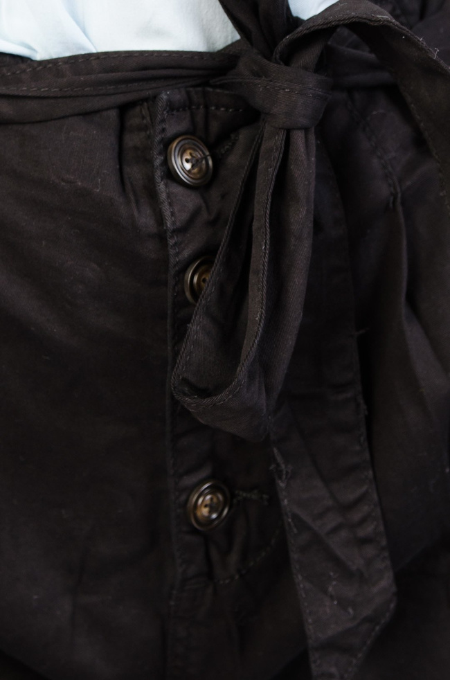 CZARNE SZORTY Z GUZIKAMI ORAZ PASKIEM