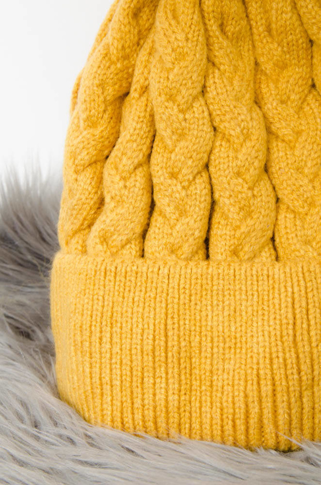 MUSZTARDOWA ZIMOWA CZAPKA PLECIONA Z POMPONEM 