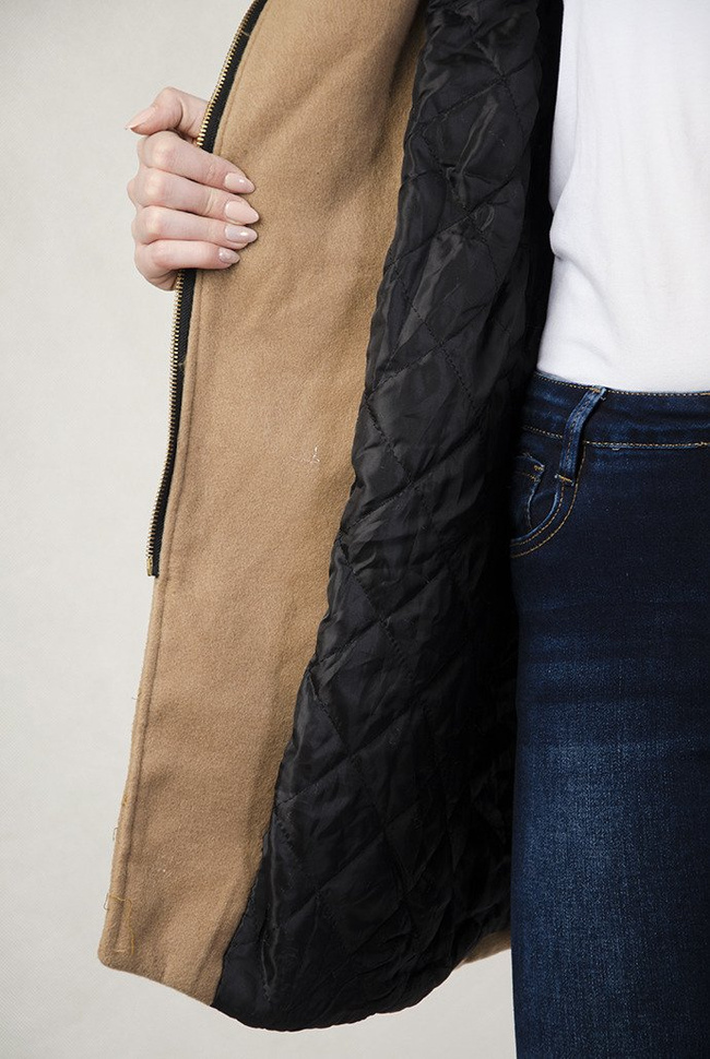 Brązowy płaszcz ze skórzanymi rękawami