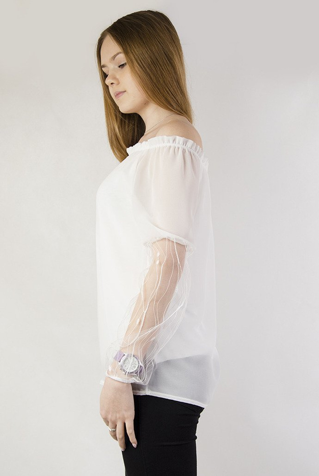 Biała bluzka z dekoltem w łódkę oraz rękawami z siateczki