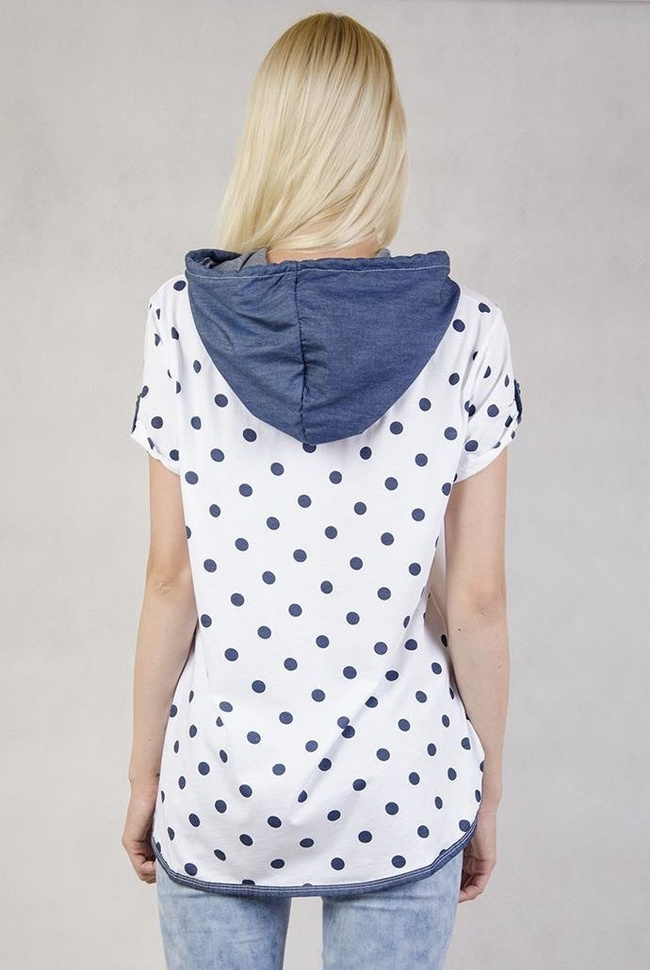 Biała bluzka w granatowe kropki z nadrukiem i kapturem