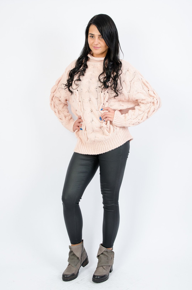 RÓŻOWY SWETER GOLF Z WARKOCZOWYM SPLOTEM