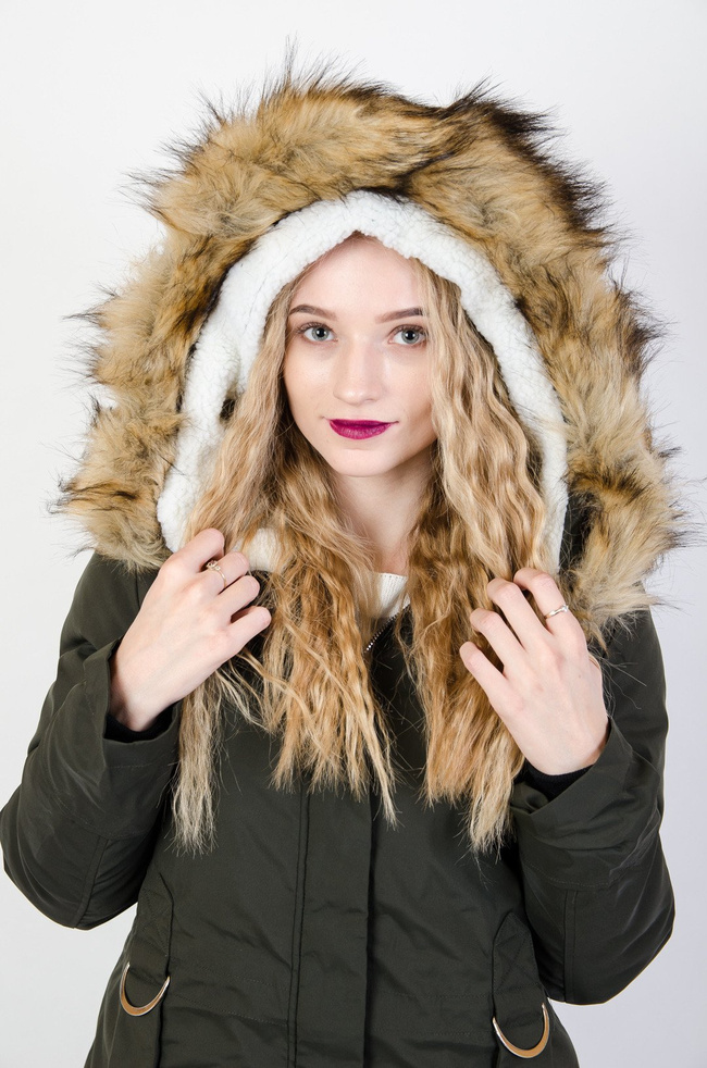 Zielona kurtka ocieplana ze ściągaczem w tali 