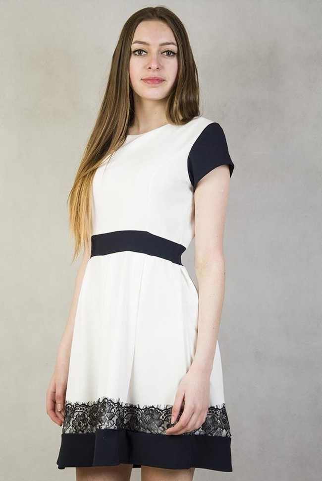 Biała sukienka z koronką na dole