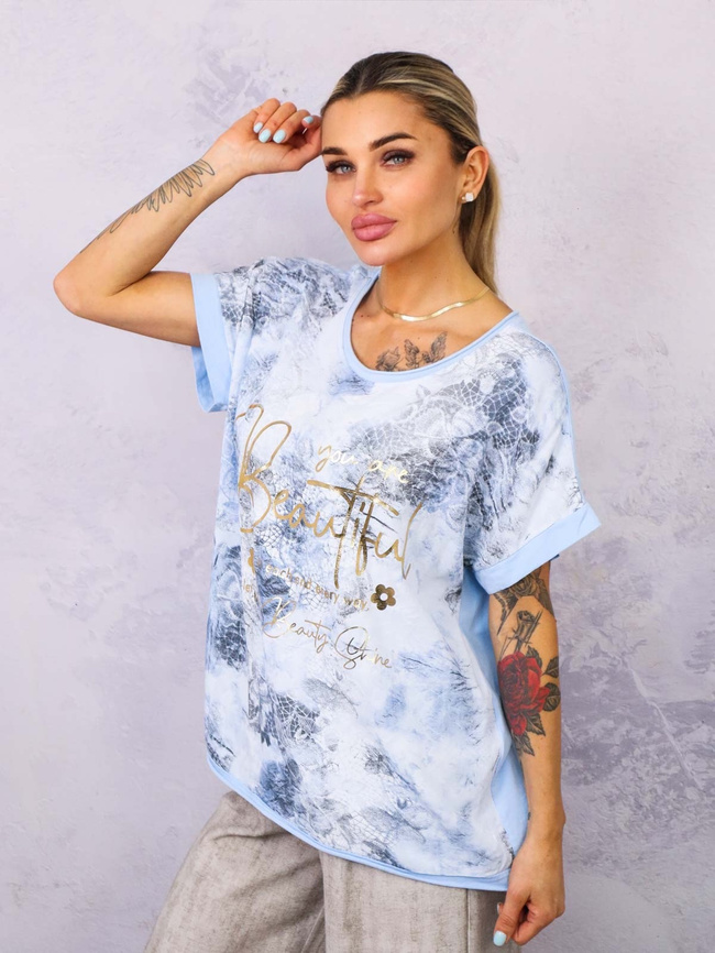 BLUZKA WZORZYSTA ZE ZŁOTYM NAPISEM- NIEBIESKA