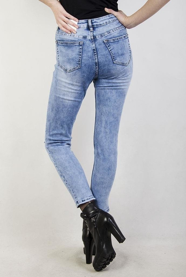 Jasne spodnie jeansowe z przetarciami i cieniowaniem