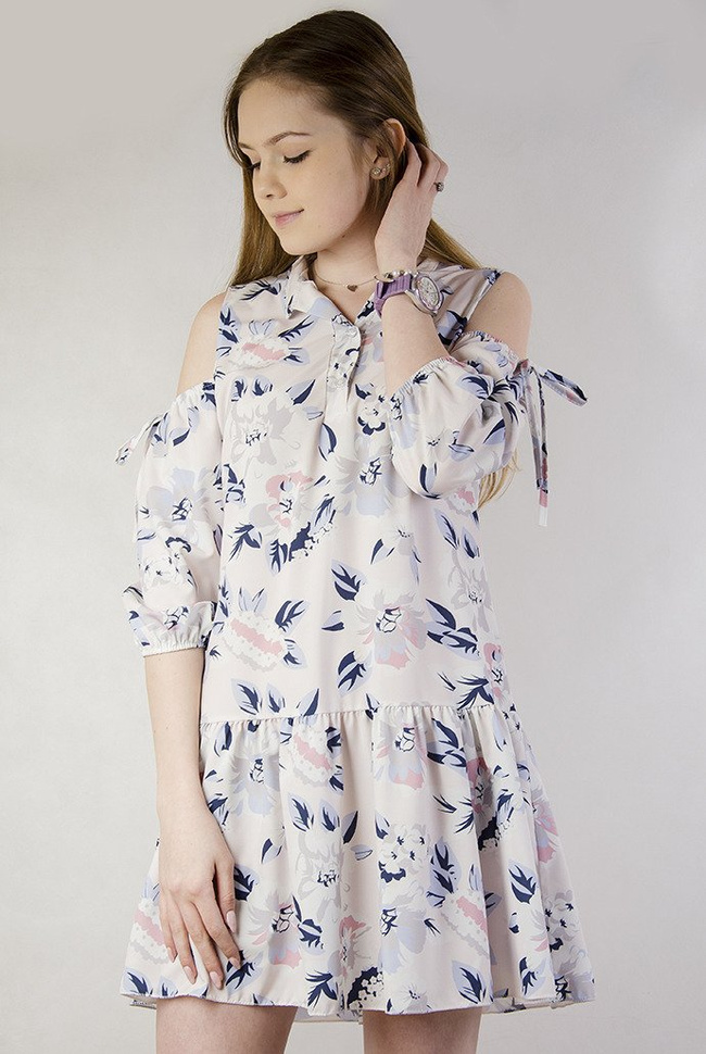 Jasna sukienka w kwiaty z odkrytymi ramionami