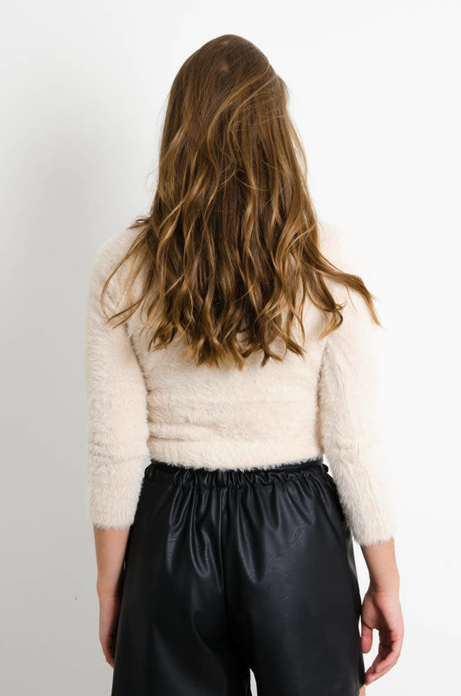 BEŻOWY WŁOCHATY SWETEREK Z DEKOLTEM W SEREK