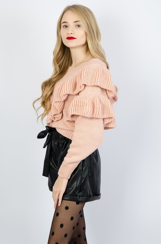 JASNO-RÓŻOWY SWETER Z FALBANAMI 